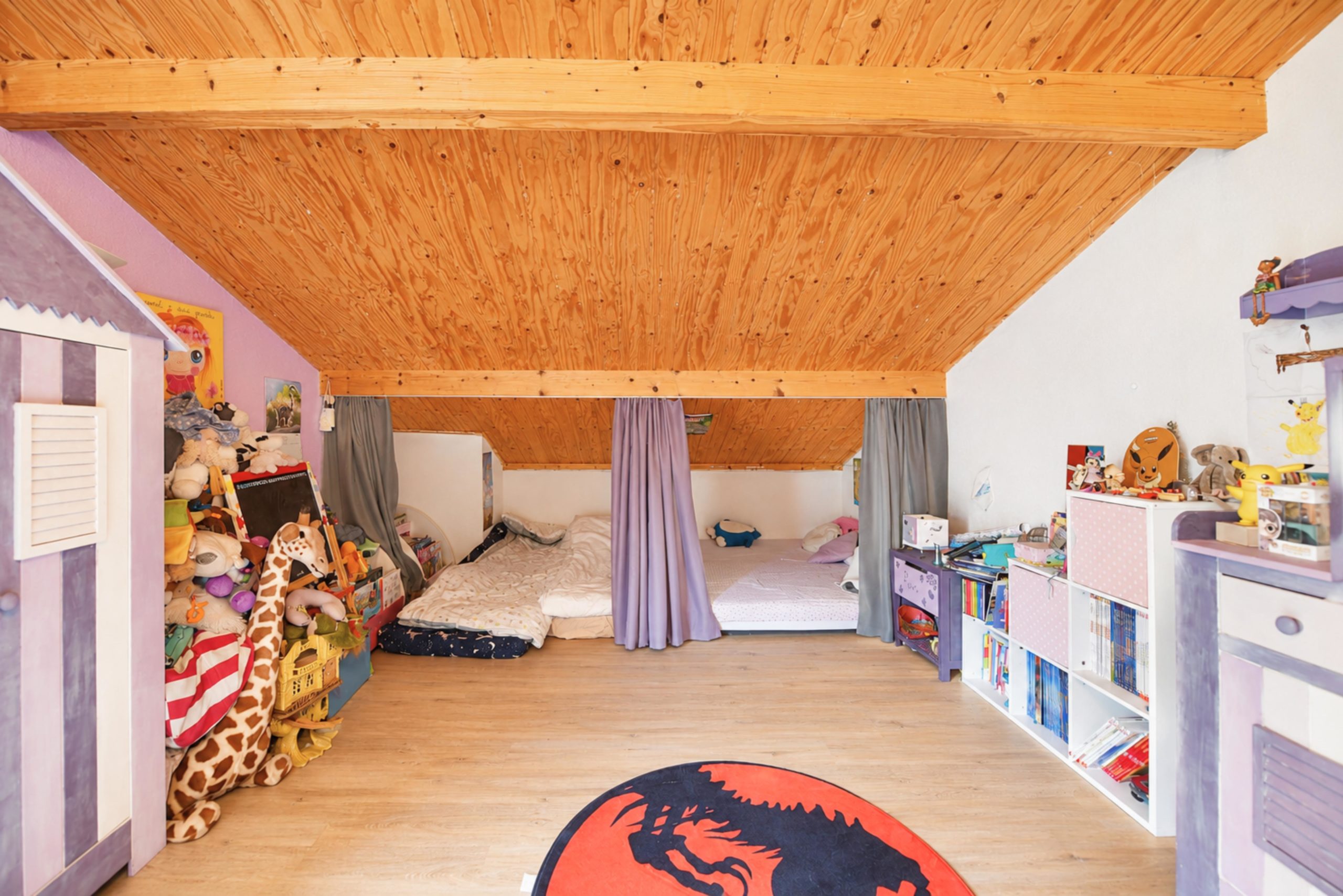 Dachgeschoss-Kinderzimmer mit Spiel- und Schlafbereich