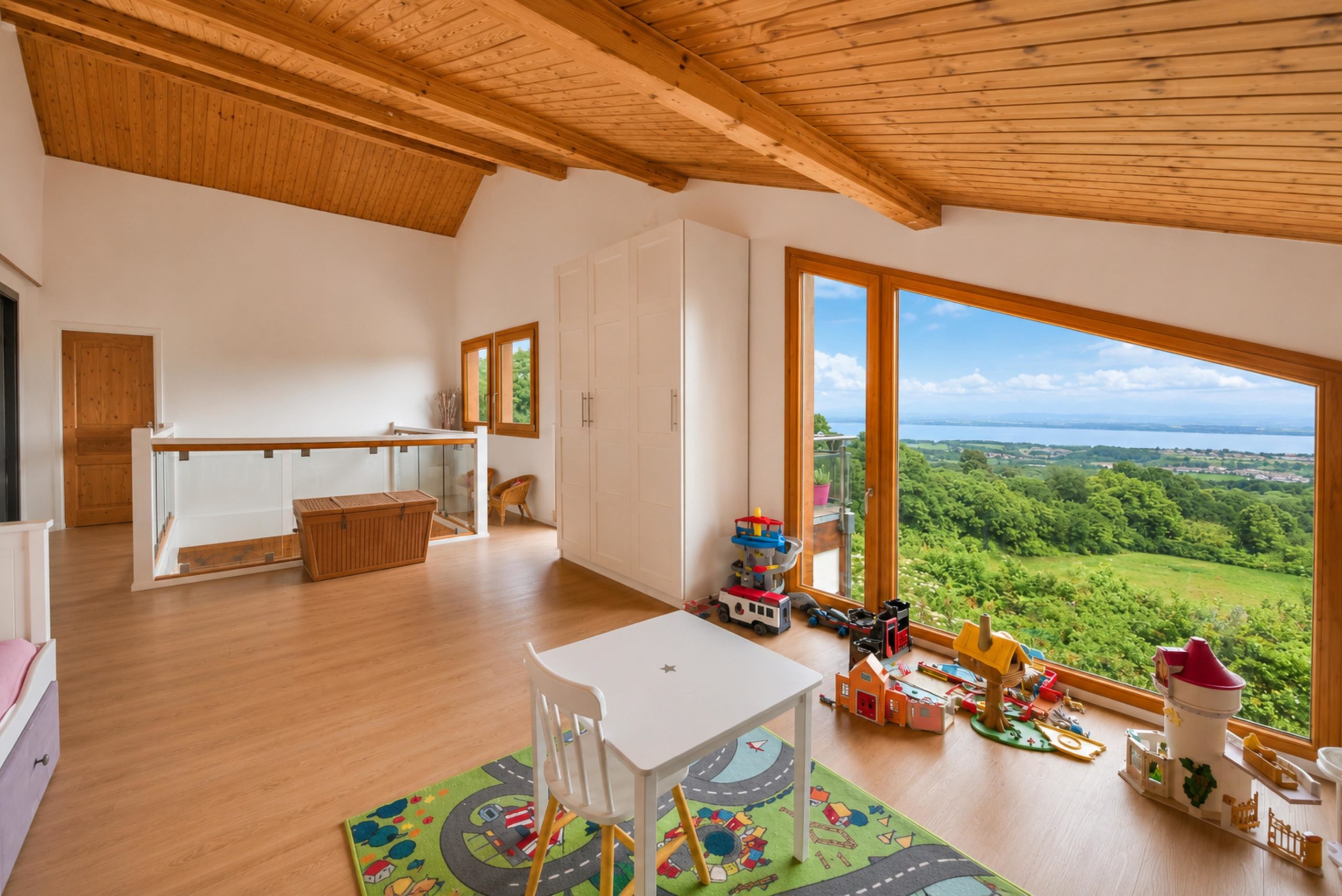 Heller Dachraum mit Panoramaausblick
