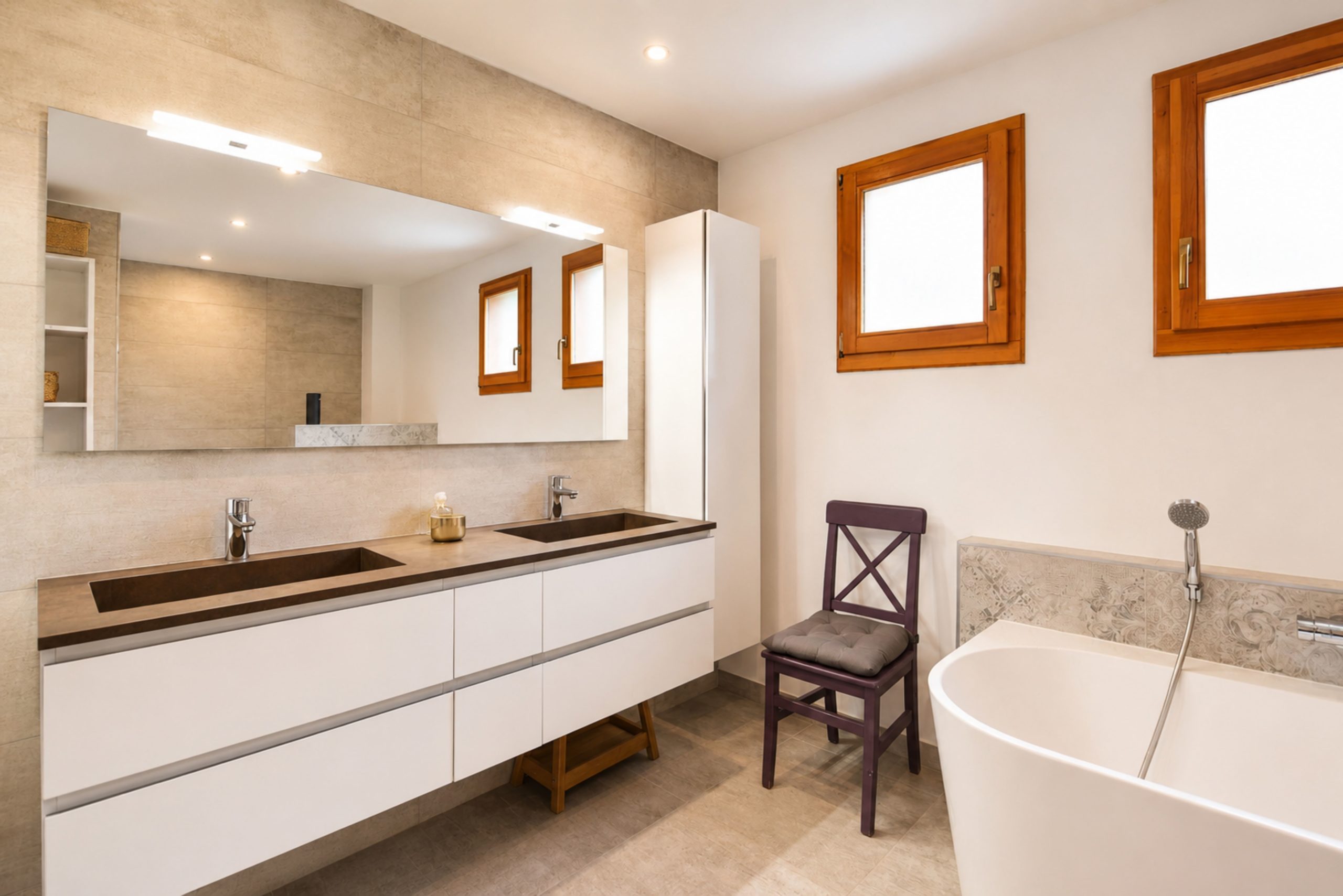 Modernes Badezimmer mit Doppelwaschtisch und Badewanne