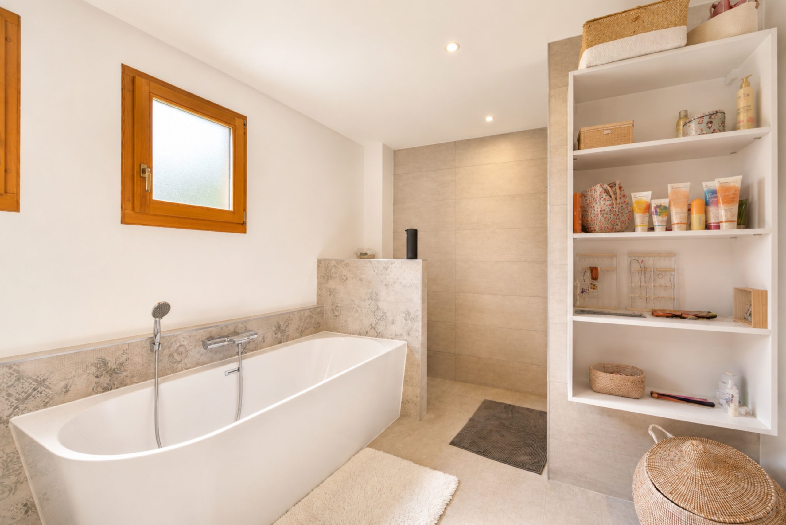 Helles Badezimmer mit Badewanne und offener Dusche