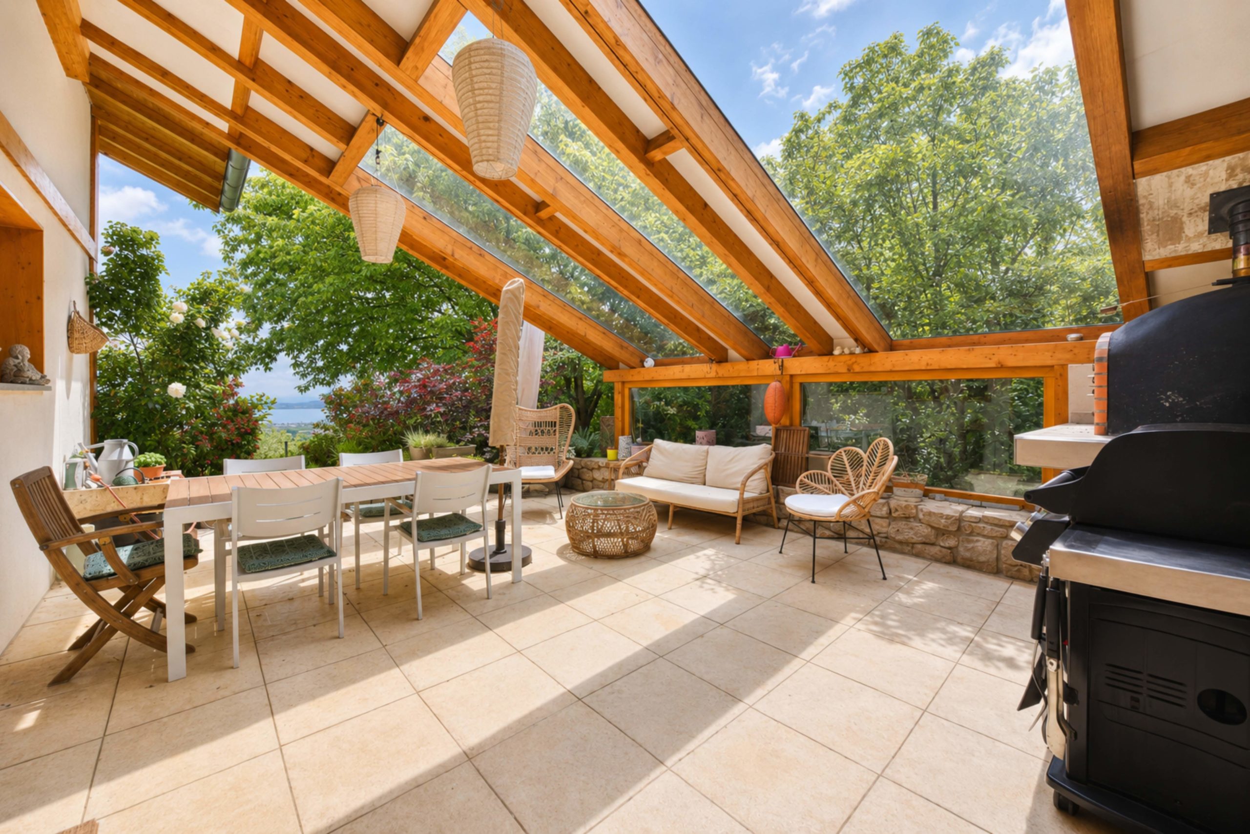 Überdachte Terrasse mit Gartenblick