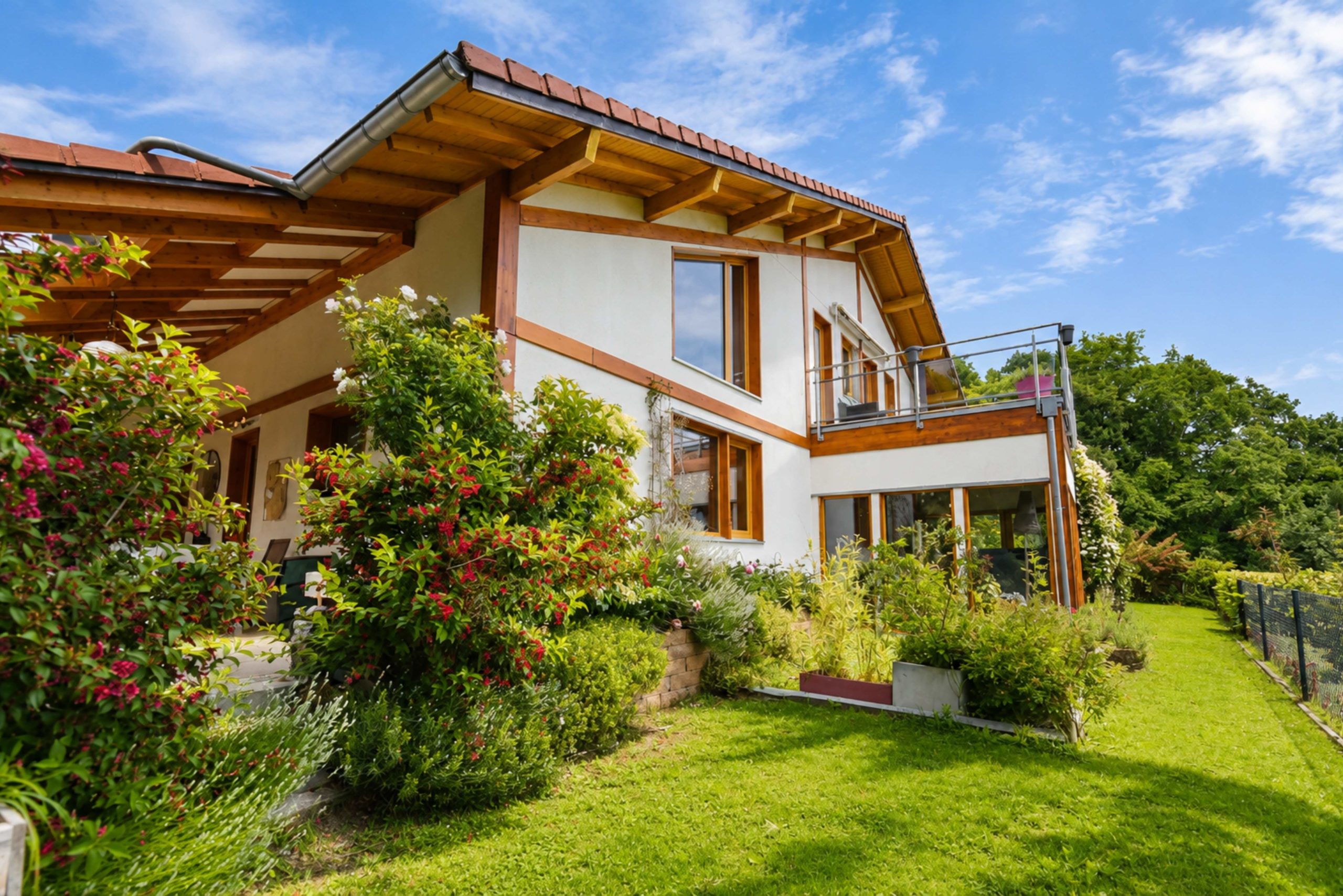 Gartenansicht eines modernen Hauses mit Balkon