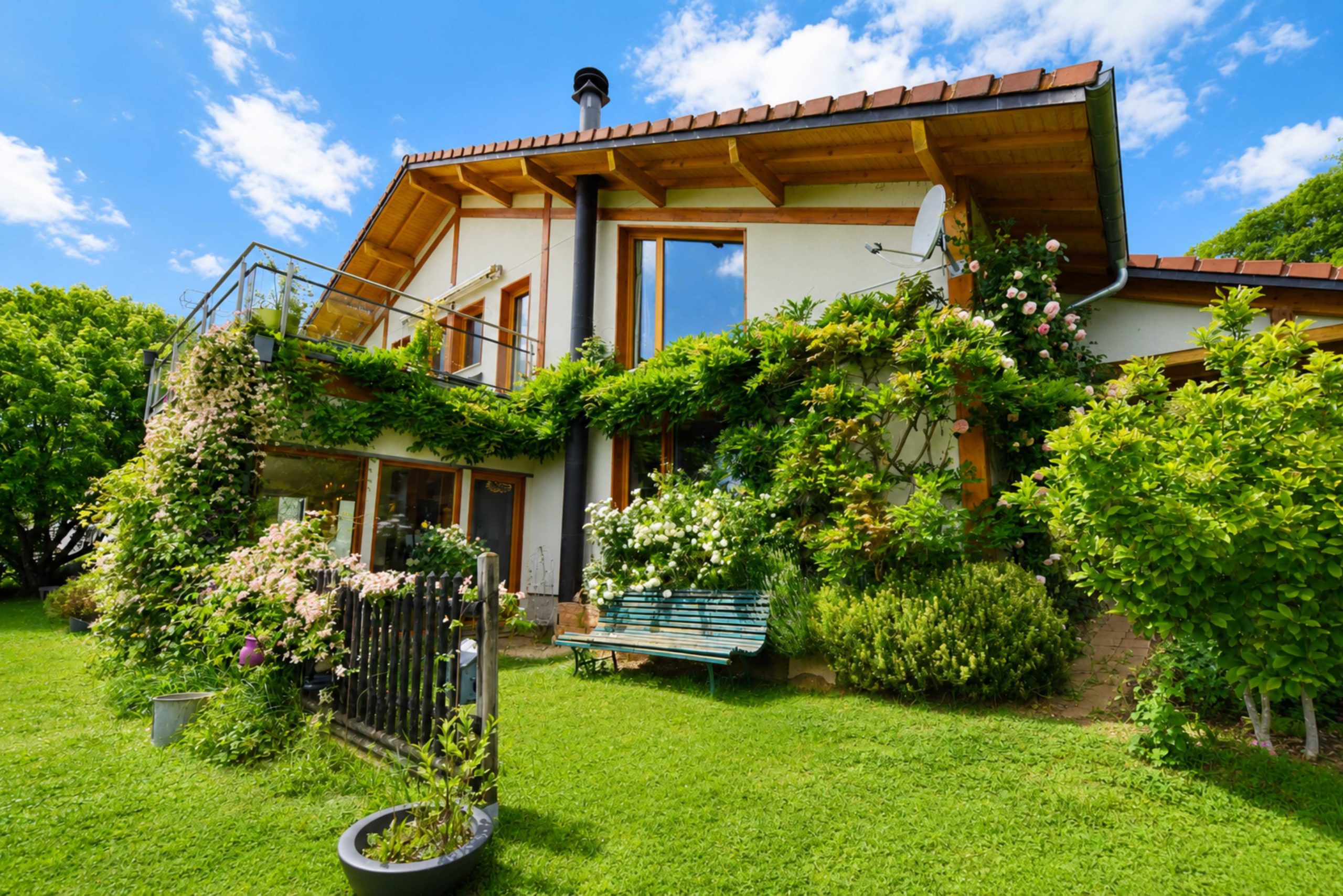 Gartenansicht eines Hauses mit üppiger Begrünung
