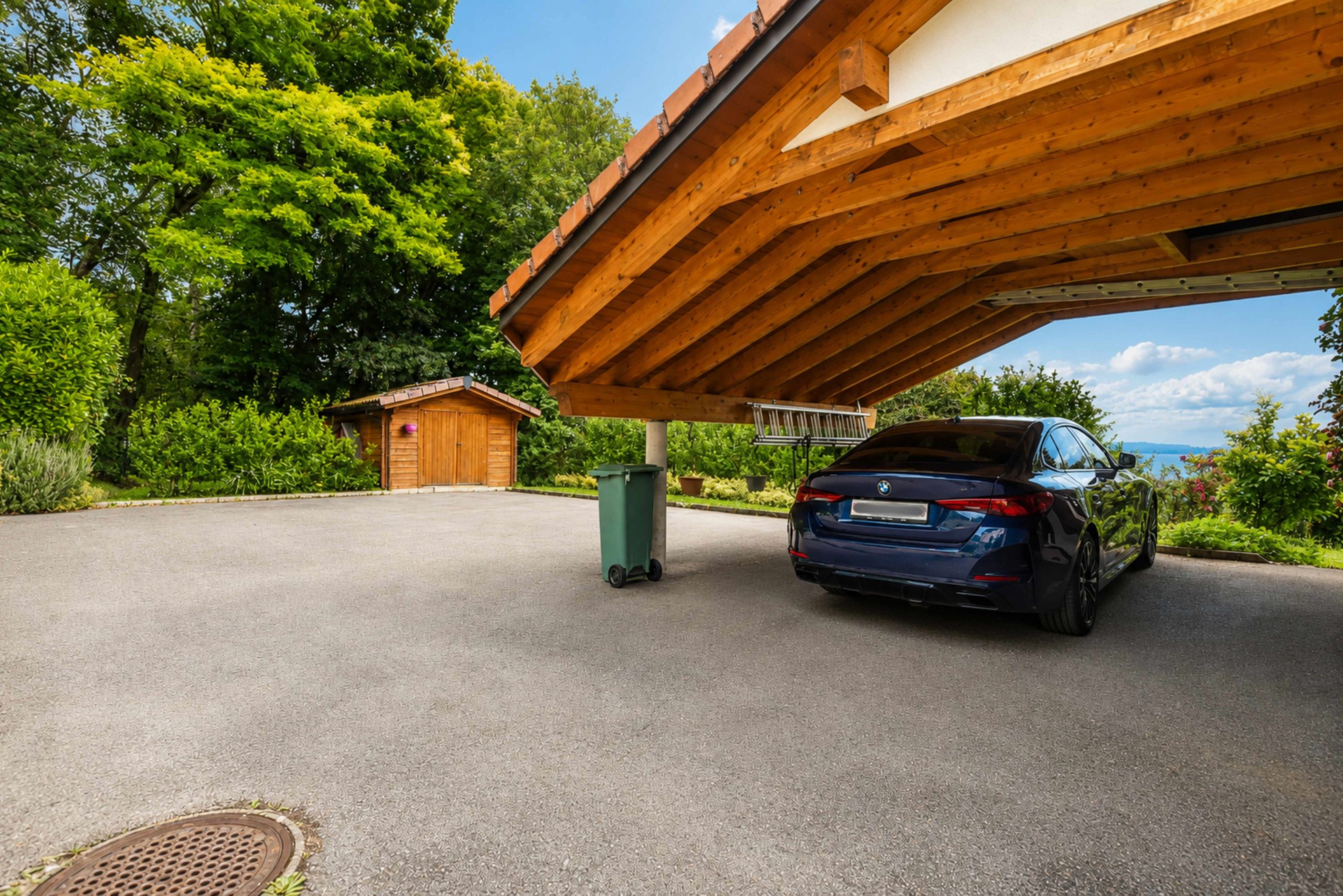 Carport mit geparktem Pkw