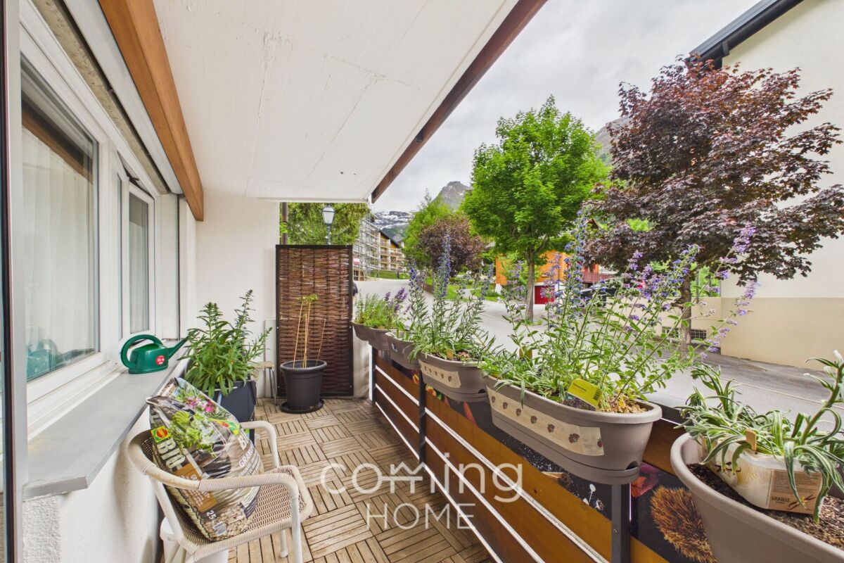 Balkon mit Pflanzen und Bergblick