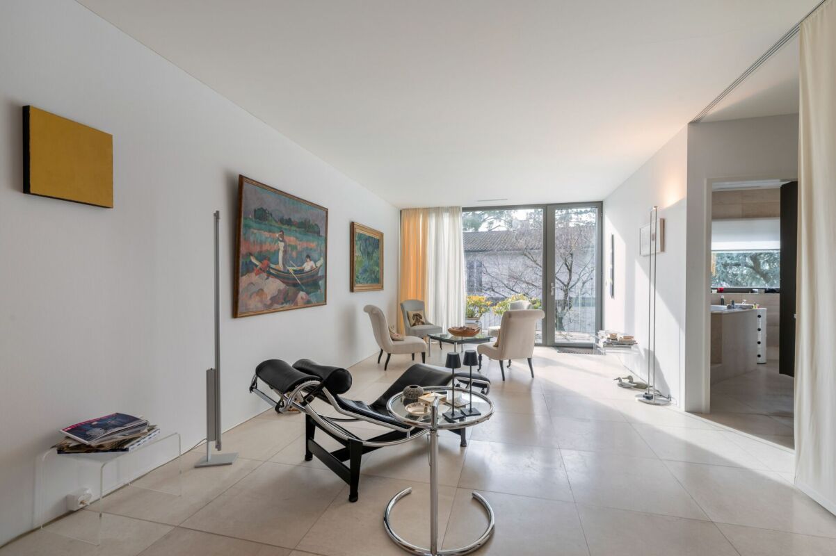 Helles, minimalistisches Wohn- und Esszimmer mit großer Glasfront