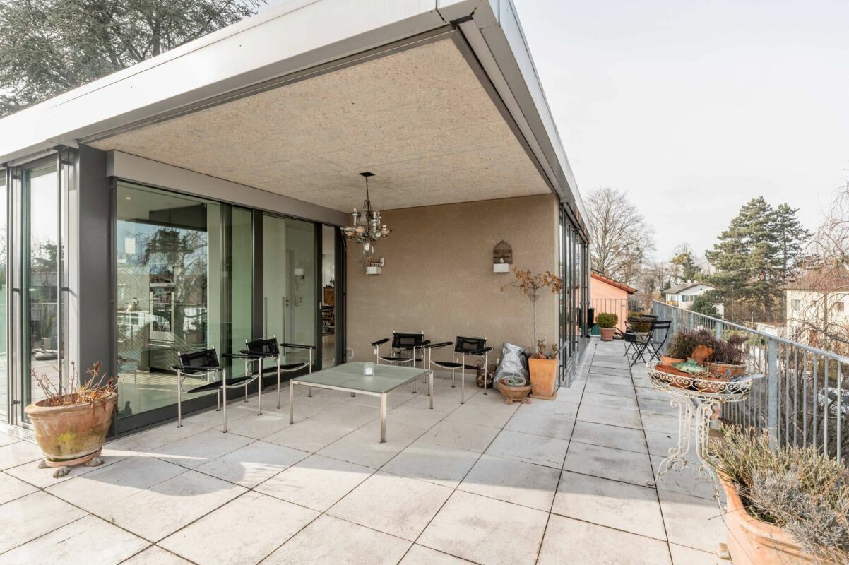 Große Dachterrasse mit Glasfronten