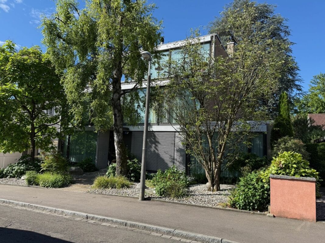 Modernes Wohnhaus mit viel Glas und Vorgarten