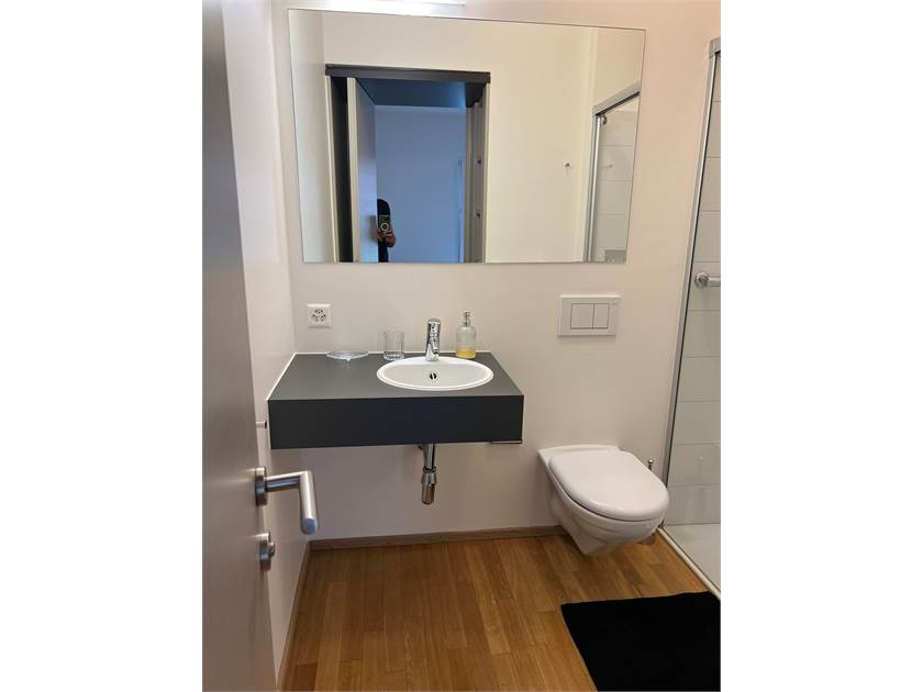 Modernes Gäste-WC mit Waschtisch und Wand-WC