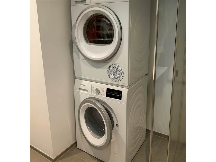 Hauswirtschaftsbereich mit Waschmaschine und Trockner