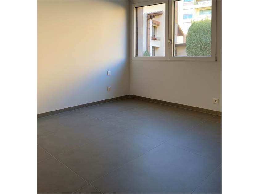 Leerer heller Raum mit Fenster