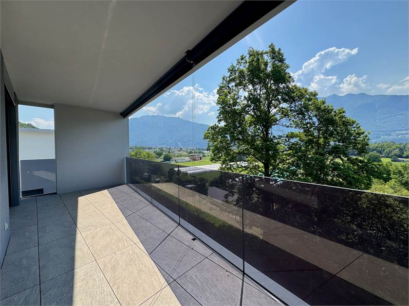 Moderne Balkonterrasse mit Bergblick