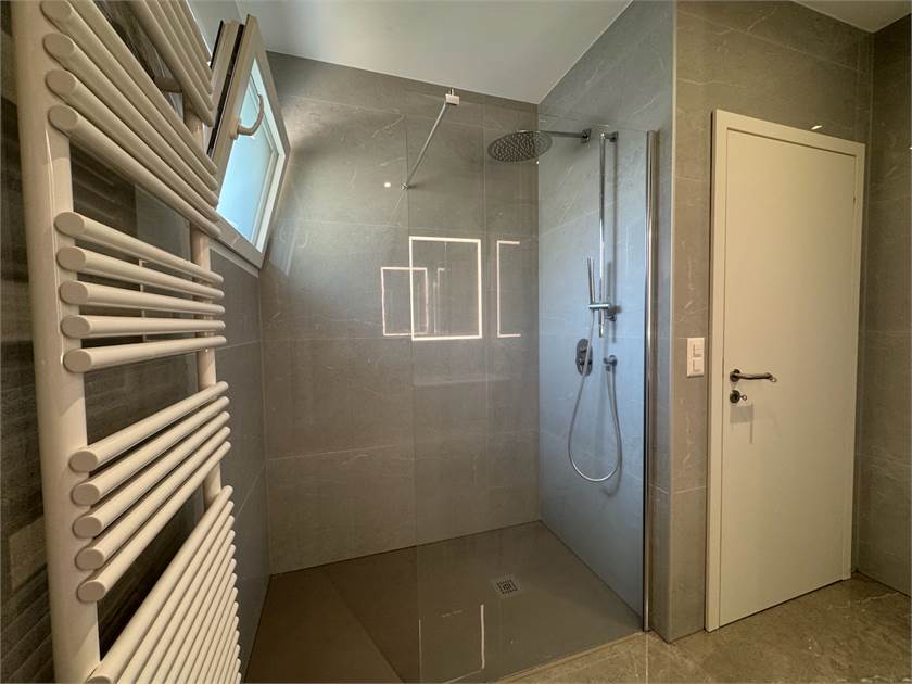 Modernes Badezimmer mit begehbarer Dusche
