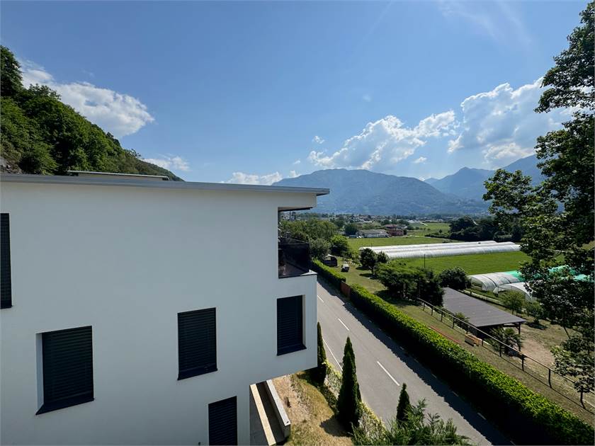 Modernes Gebäude mit Bergblick