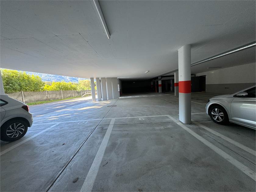 Überdachter Parkplatz in einer Tiefgarage