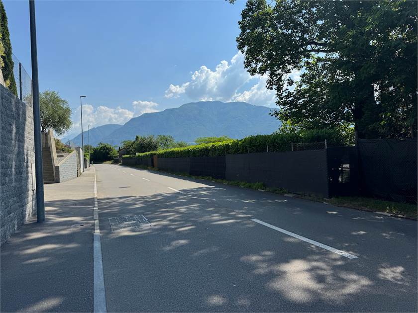 Straßenszene mit Bergblick