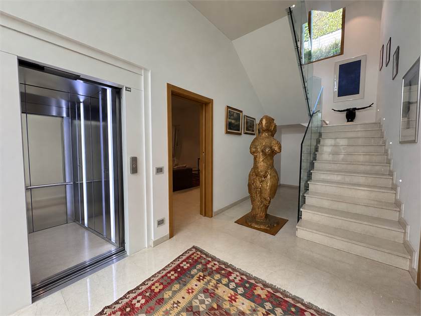 Heller Eingangsbereich mit Treppe und Aufzug