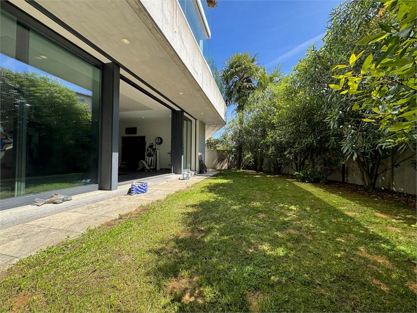 Moderner Garten mit großer Glasfront