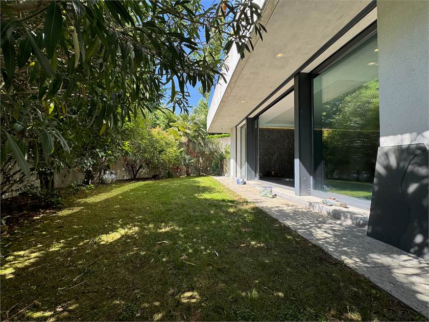 Moderner Garten an einem Flachdachhaus