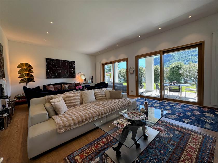 Helles Wohnzimmer mit Bergblick und Terrasse