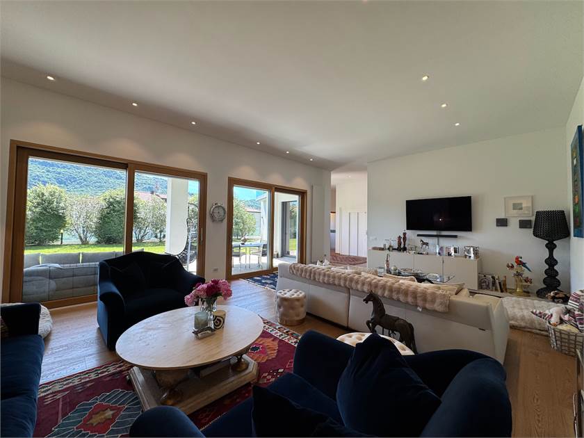 Großzügiges Wohnzimmer mit Gartenblick