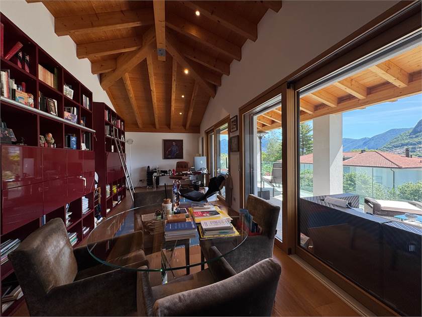 Wohnzimmer mit Holzdecke und Bergblick