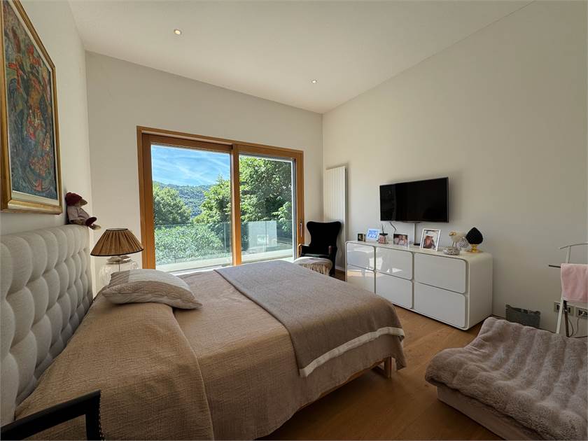 Helles Schlafzimmer mit Balkonblick