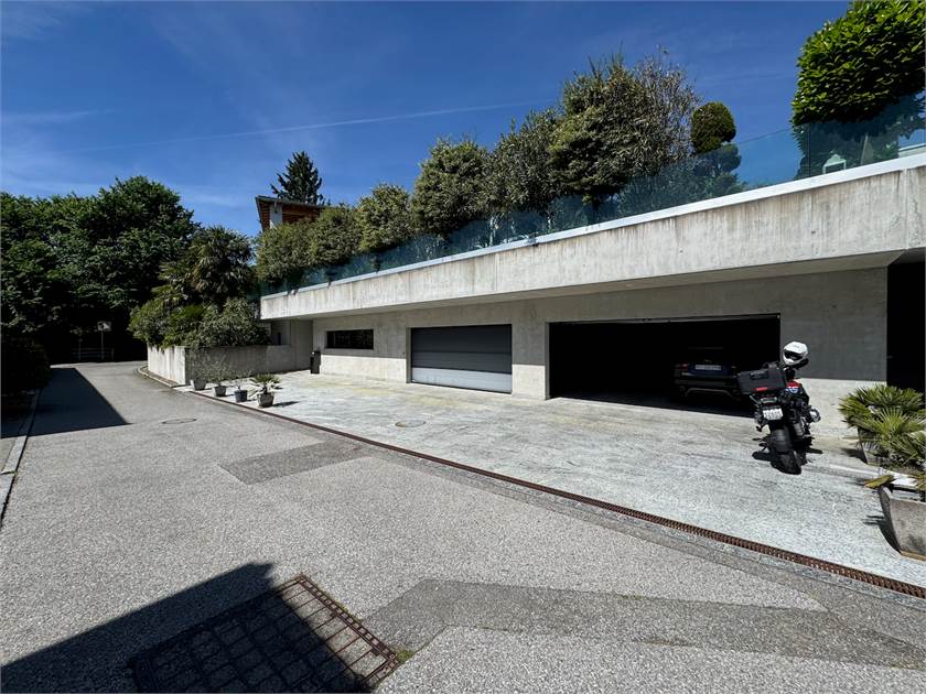 Moderne Garagenzufahrt mit großer Terrasse