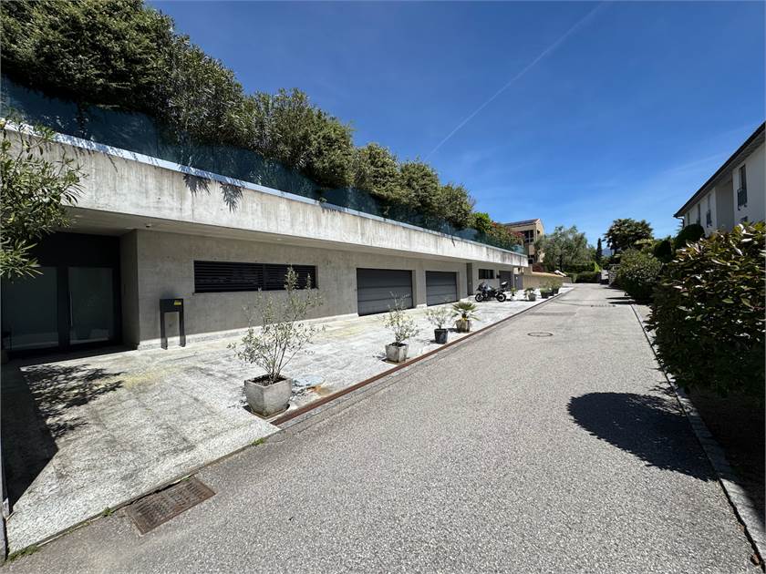 Moderne Zufahrt mit Garagenfront