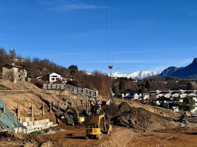 Baustelle mit Bergpanorama