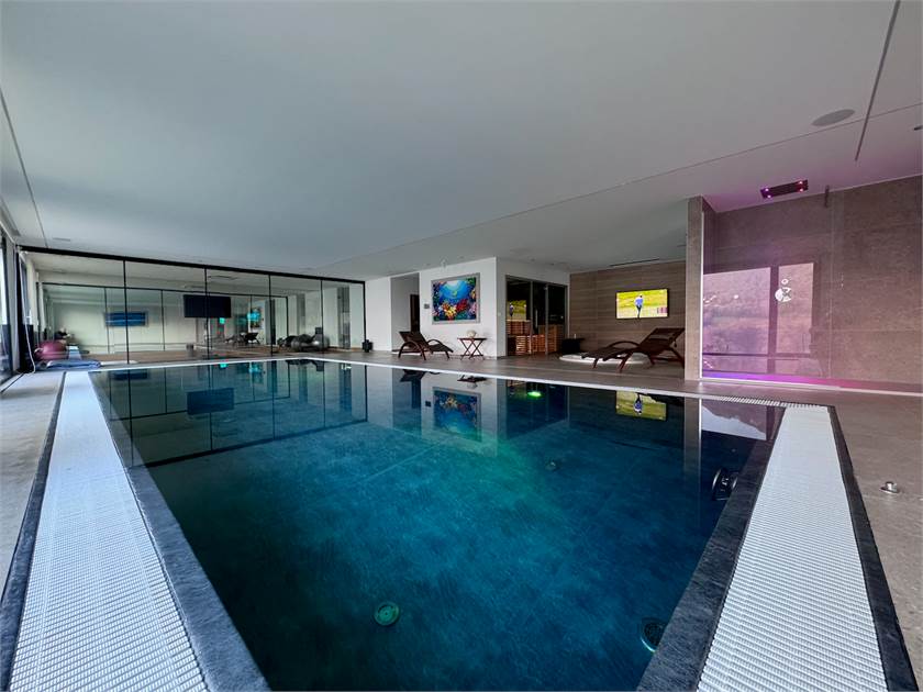 Innenpool mit Spa-Bereich