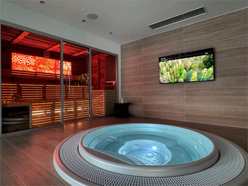 Wellnessraum mit Whirlpool und Sauna