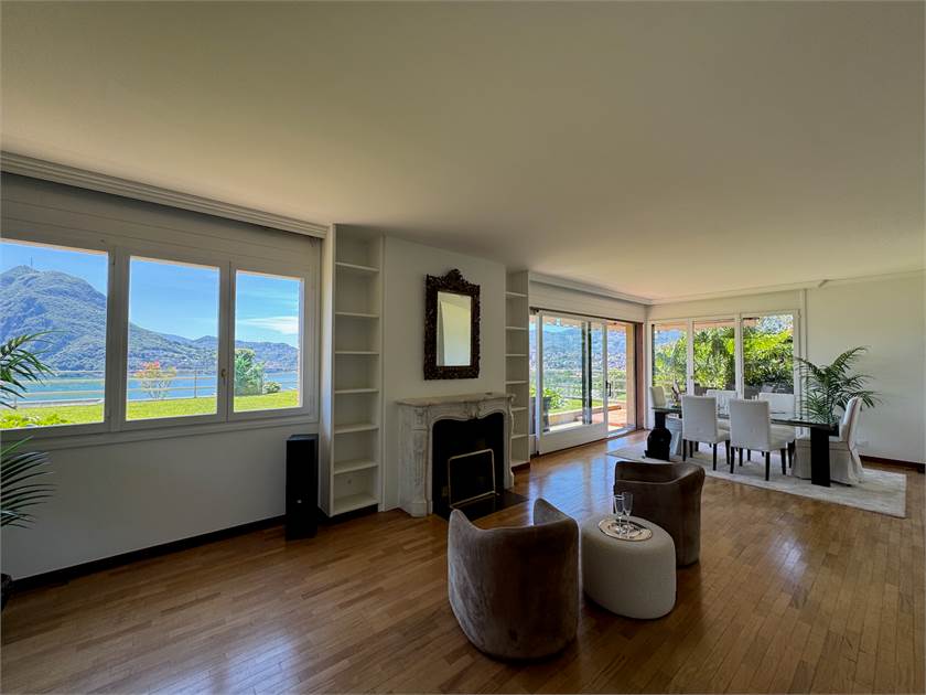 Helles Wohnzimmer mit Seeblick