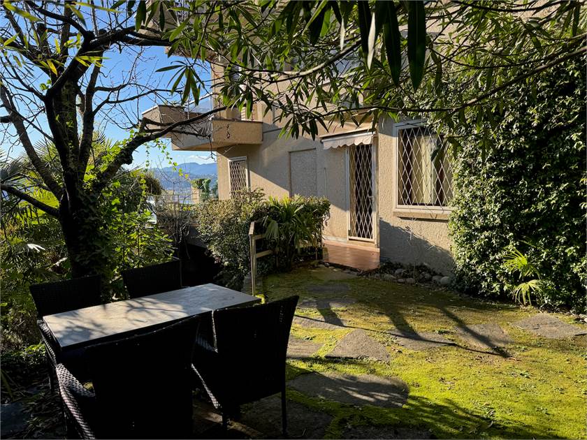 Garten mit Terrasse und Hausfassade