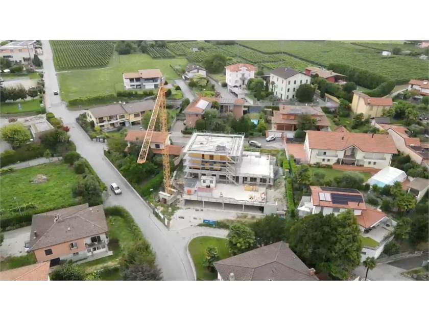 Luftaufnahme einer Baustelle in einem Wohngebiet
