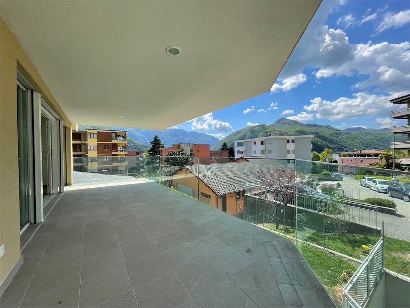 Große überdachte Terrasse mit Bergblick