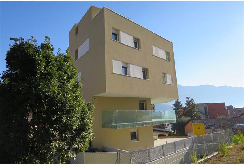 Modernes Mehrfamilienhaus mit Balkon und Bergblick