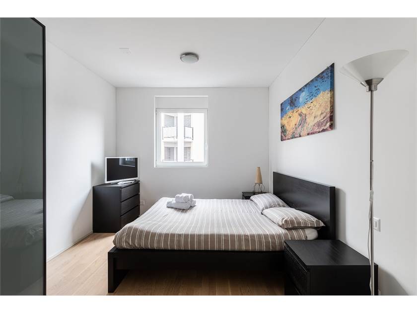 Schlichtes Schlafzimmer mit Einzelbett