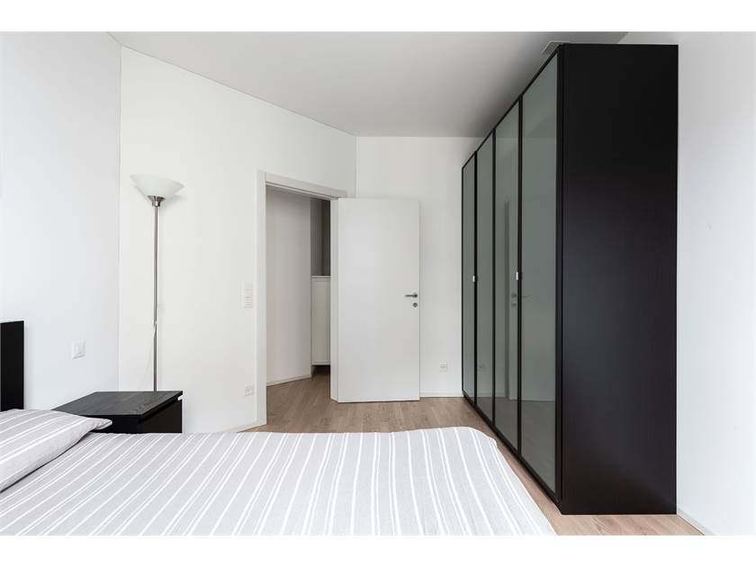 Schlichtes Schlafzimmer mit Schrankwand