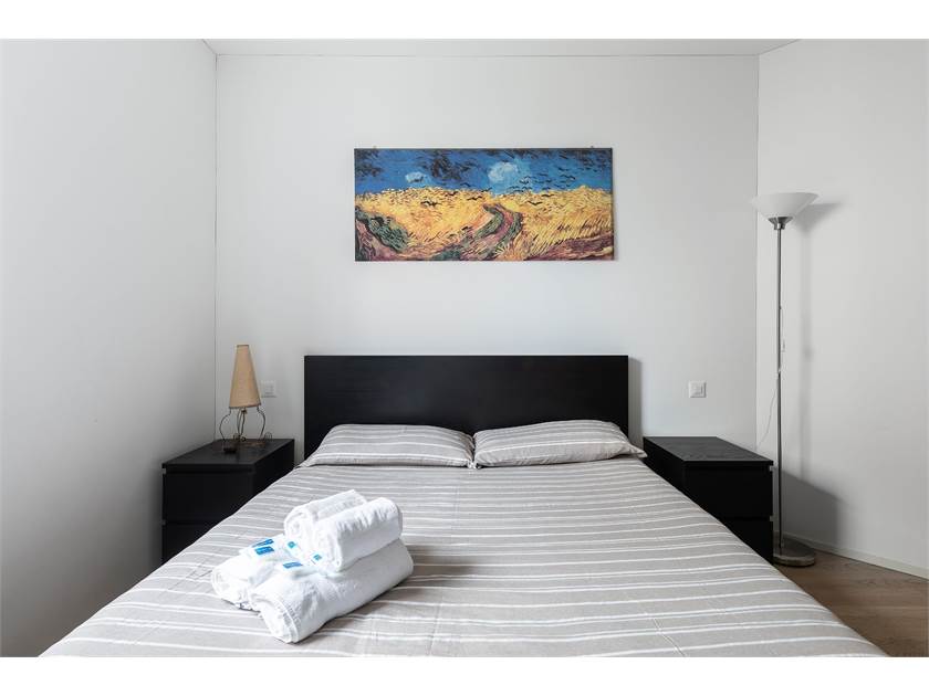 Schlichtes Schlafzimmer mit Doppelbett