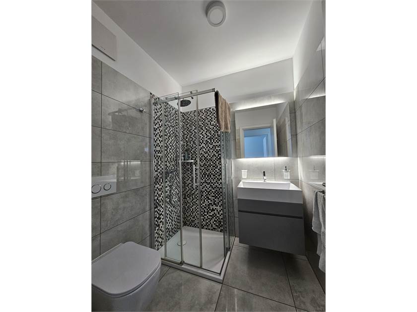 Modernes Badezimmer mit Dusche und Waschtisch