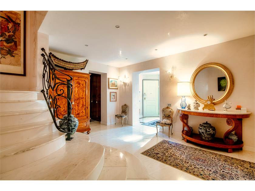 Eleganter Eingangsbereich mit Treppe und Dekor