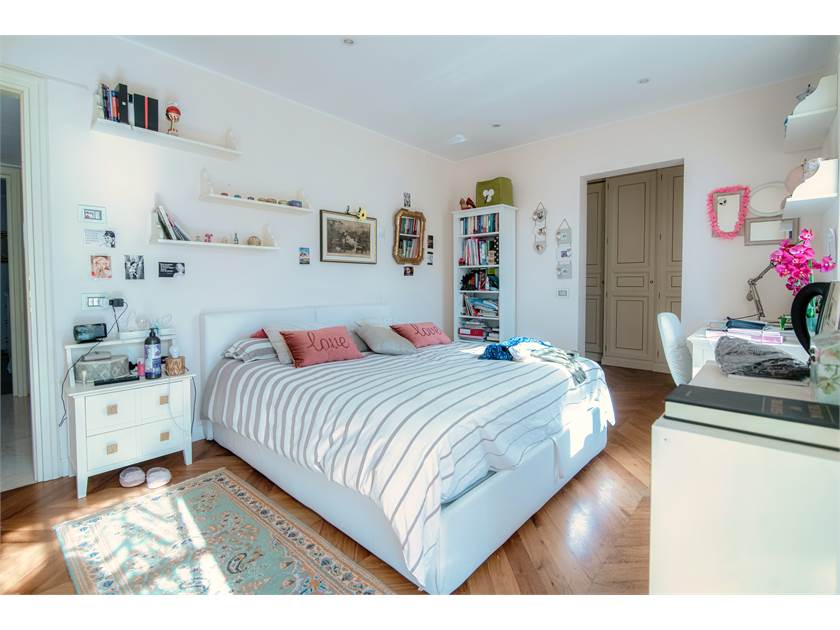 Helles Schlafzimmer mit Doppelbett