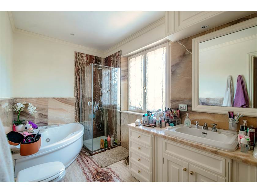 Luxuriöses Badezimmer mit freistehender Wanne und Doppelwaschtisch