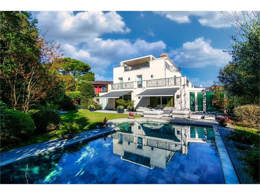 Luxusvilla mit Pool und Garten
