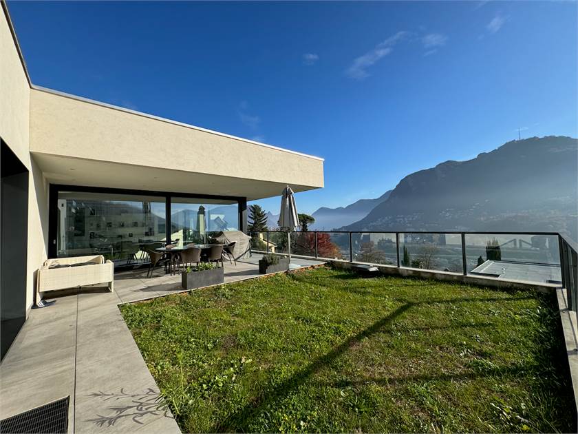 Moderne Dachterrasse mit Bergblick