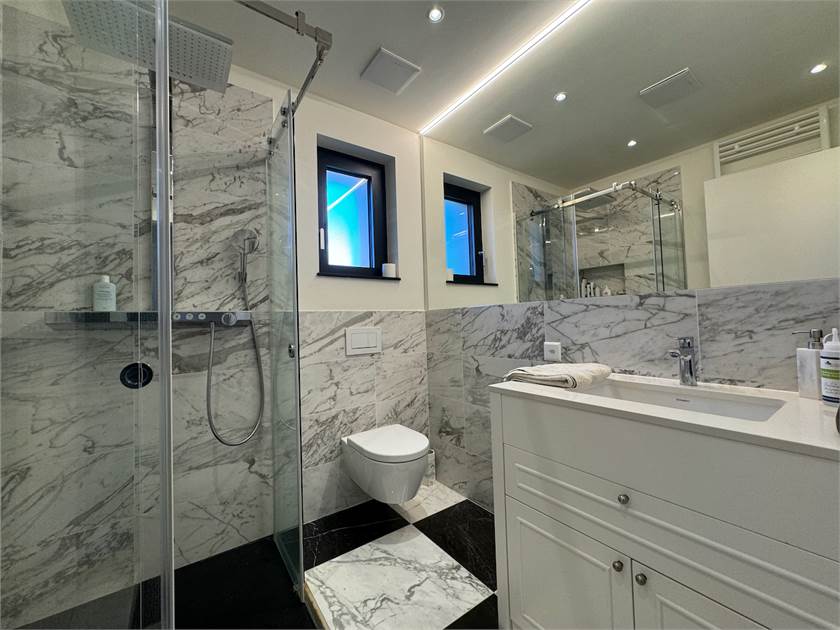 Modernes Badezimmer mit Marmoroptik