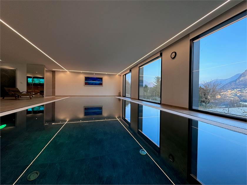 Innenpool mit Panoramafenstern