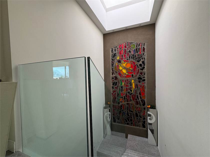 Treppenhaus mit Oberlicht und Kunstwand