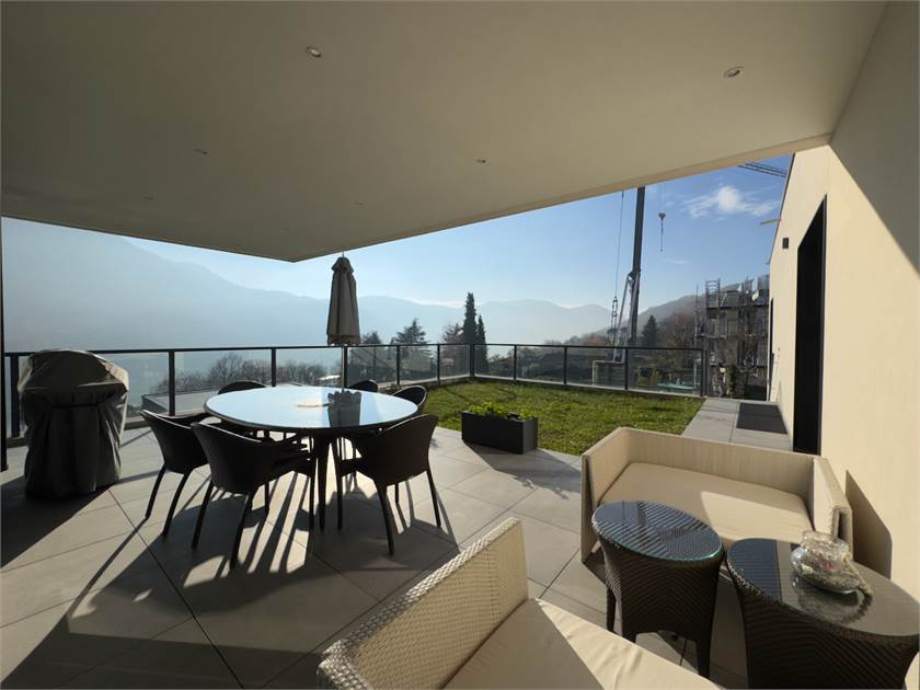 Überdachte Terrasse mit Bergblick